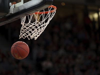 篮球赛事新闻：NBA季后赛精彩扣篮瞬间
